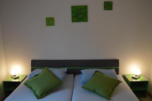 1 dormitorio con 1 cama con 2 lámparas en Ferienhaus Stockli, en Brunnen