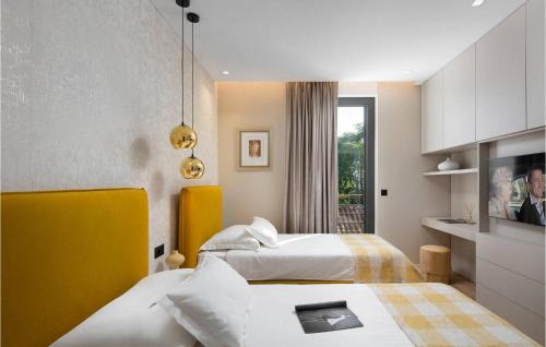 ein Hotelzimmer mit 2 Betten und einem Fenster in der Unterkunft Villa Tereza in Zadar
