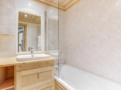 een badkamer met een bad, een wastafel en een douche bij Appartement Méribel, 4 pièces, 7 personnes - FR-1-411-511 in Les Allues
