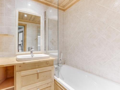 une salle de bain avec une baignoire, un lavabo et une douche dans l'établissement Charmant duplex 4 pièces, 7 pers, Méribel, pied des pistes, balcon, garage, WiFi - FR-1-411-511, à Les Allues