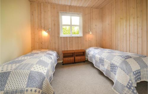 FjellerupにあるAwesome Home In Glesborg With 4 Bedrooms, Sauna And Wifiのベッドルーム1室(ベッド2台、窓付)