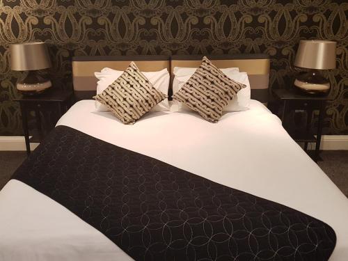 Ein Bett oder Betten in einem Zimmer der Unterkunft The Keep Boutique Hotel