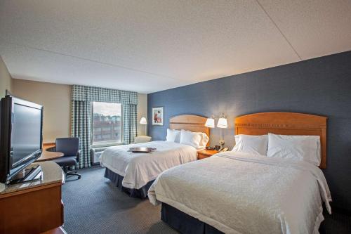 pokój hotelowy z 2 łóżkami i telewizorem z płaskim ekranem w obiekcie Hampton Inn New York - LaGuardia Airport w Queens