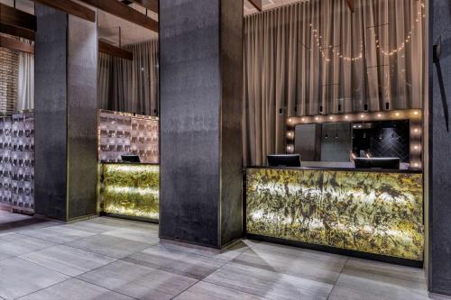 eine Lobby mit einer Bar mit Kronleuchter in der Unterkunft Doubletree By Hilton New York Times Square West in New York