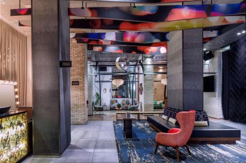 eine Lobby mit einem Sofa und einem roten Stuhl in der Unterkunft Doubletree By Hilton New York Times Square West in New York