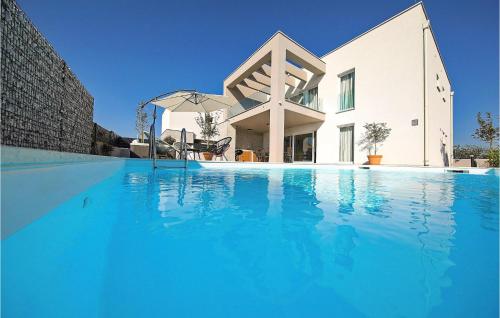 una gran piscina frente a una casa en Villa North, en Zaton