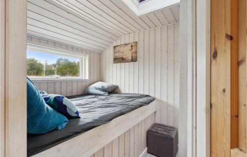 Lovely Home In Haderslev With Wifi في Diernæs: سرير صغير في منزل صغير مع نافذة