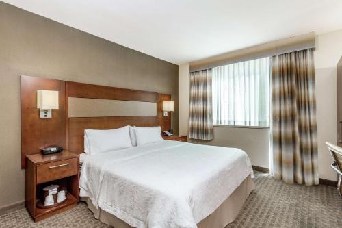 a hotel room with a large bed and a window at Hampton Inn Manhattan Grand Central in New York