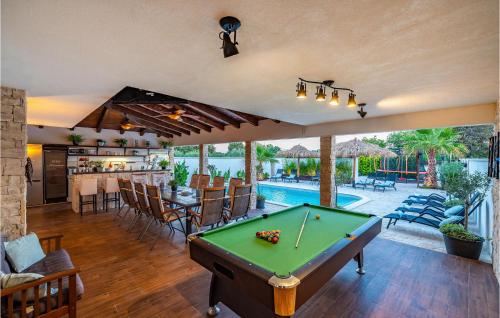 ein Billardtisch in der Mitte eines Wohnzimmers mit einem Billardtisch in der Unterkunft Villa Karmen in Zaton