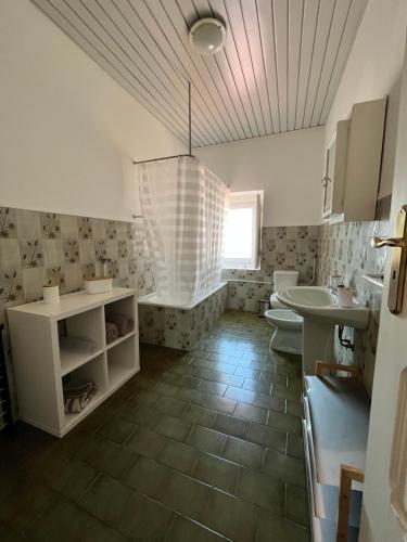 La salle de bains est pourvue de 2 lavabos et de 2 toilettes. dans l'établissement Casa das Memórias, 