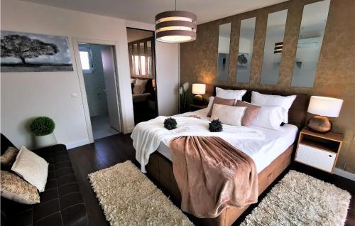 een slaapkamer met een groot bed met witte lakens en kussens bij Villa Nerina in Nin