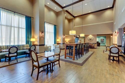 een lobby met een tafel en stoelen en een woonkamer bij Hampton Inn and Suites Swansboro Near Camp Lejeune in Swansboro