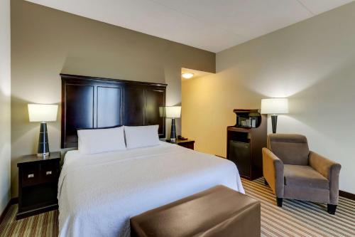 Una cama o camas en una habitación de Hampton Inn and Suites Swansboro Near Camp Lejeune