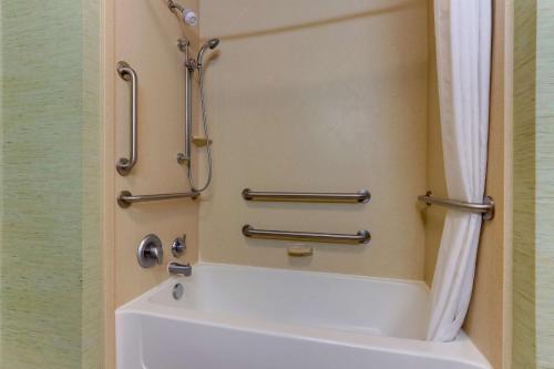 Un baño de Hampton Inn and Suites Swansboro Near Camp Lejeune
