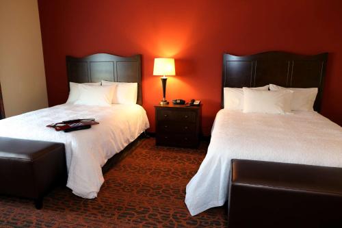 um quarto de hotel com duas camas e uma cadeira em Hampton Inn Union City em Union City