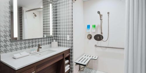 uma casa de banho com um lavatório e um chuveiro em Home2 Suites by Hilton Ocean City Bayside em Ocean City