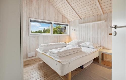 uma cama num quarto com uma janela em Gorgeous Home In Sydals With Kitchen em Skovbyballe
