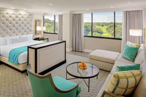 オカラにあるHilton Ocalaのベッドとソファのあるホテルの部屋