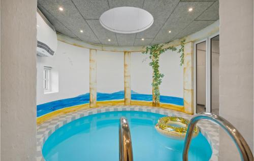a swimming pool in a hotel room with a pool at Beautiful Home In Ringkøbing With Sauna in Klegod