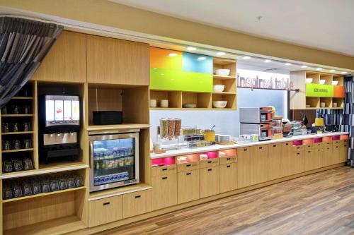 a restaurant with a counter in a store at Home2 Suites By Hilton El Reno in El Reno
