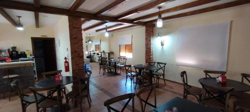Habitación con mesas, sillas y pizarra en Finca Cortés, en Alcaraz