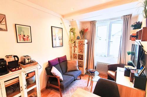 un salon avec un canapé et une télévision dans l'établissement Haven of peace near the beaches in Saint-Malo, à Saint-Malo