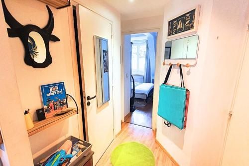 un corridoio con una stanza con porta per una stanza con corna di Haven of peace near the beaches in Saint-Malo a Saint Malo