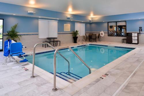 uma piscina num quarto de hotel com paredes azuis em Hampton Inn By Hilton Omaha Airport, Ia em Carter Lake