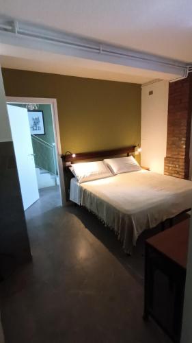 1 dormitorio con 1 cama grande en una habitación en Il Conte di Montechiaro Rural B&B, en Sasso Marconi