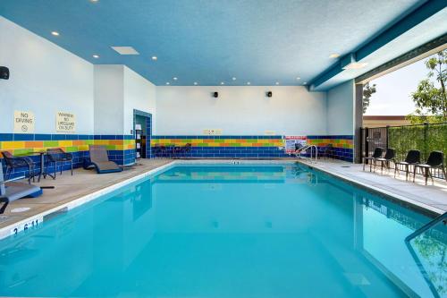 a large swimming pool with blue water at Hampton Inn & Suites By Hilton Rancho Cucamonga in Rancho Cucamonga