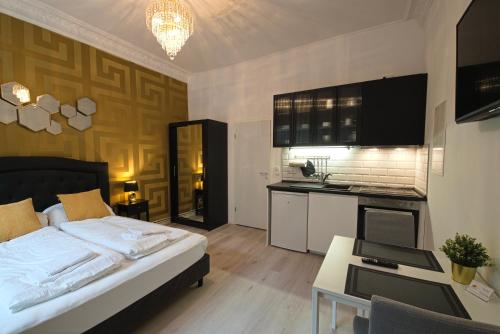柏林的住宿－Style Apartment Berlin，一间卧室配有一张床铺和一张桌子,还设有一间厨房