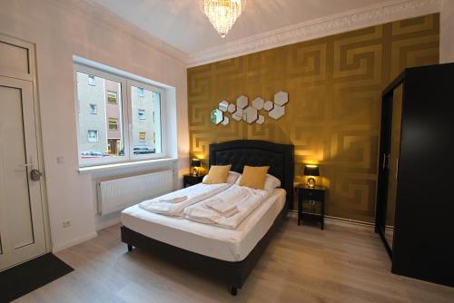 ベルリンにあるStyle Apartment Berlinのベッドルーム1室(黄色い壁のベッド1台、窓付)