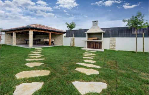 PoličnikにあるVilla Tonaの石造りの庭園