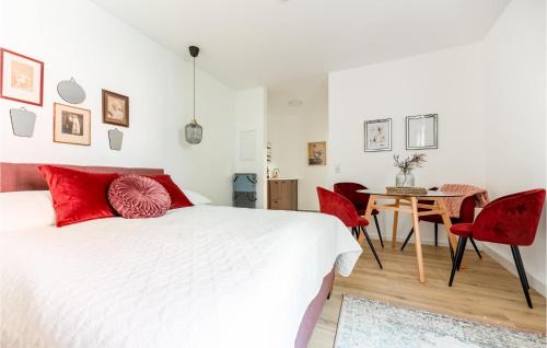 1 dormitorio con 1 cama, mesa y sillas en Cozy Apartment In Gottsdorf With House A Panoramic View, en Gottsdorf
