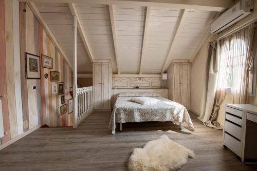 una camera con un letto e una grande finestra di 201 - Appartamento in Villa, Giardino e Piscina Privata a Lavagna