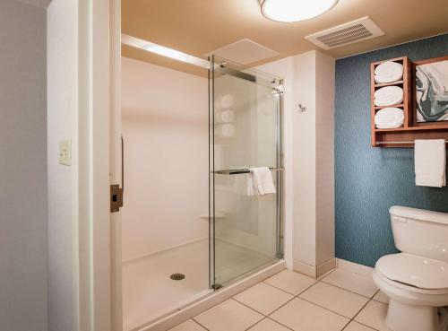uma casa de banho com um chuveiro e um WC. em Homewood Suites by Hilton Virginia Beach em Virginia Beach