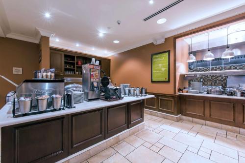 a coffee shop with a counter in a restaurant at Hilton Garden Inn Devens Common in Devens