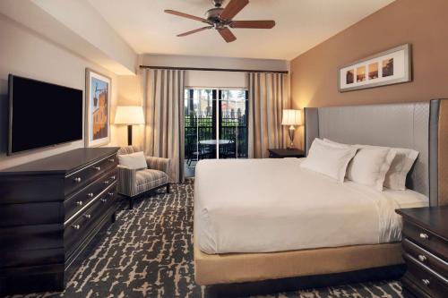 オーランドにあるHilton Grand Vacations Club Tuscany Village Orlandoのベッドルーム(ベッド1台、薄型テレビ付)