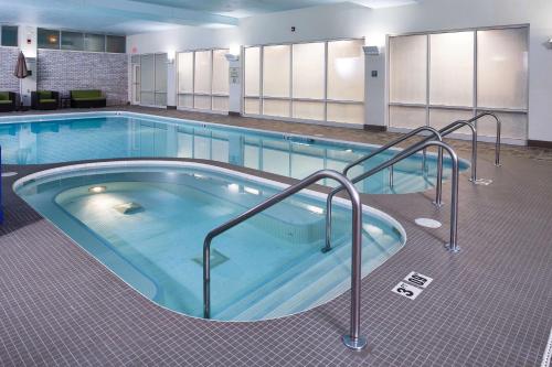 une grande piscine dans un hôpital dans l'établissement DoubleTree by Hilton Neenah, à Neenah