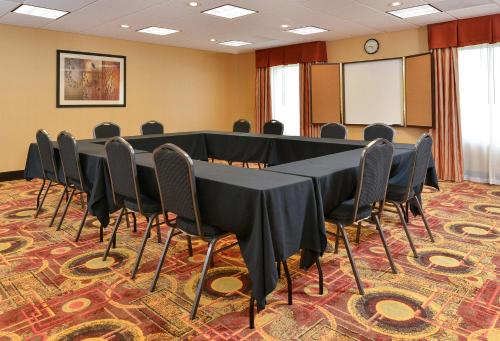 a conference room with a long table and chairs at Hampton Inn Ottumwa in Ottumwa