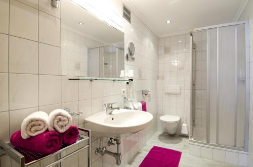 Un baño blanco con lavabo e inodoro. en Apart Petra, en Galtür