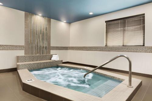 uma banheira de hidromassagem na casa de banho em Hampton Inn - Portland/Clackamas em Clackamas
