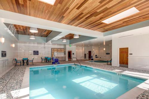 une grande piscine avec un plafond en bois dans l'établissement Hilton Garden Inn Wilsonville Portland, à Wilsonville