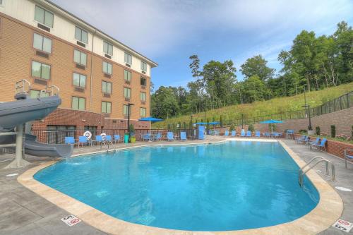 a large swimming pool in front of a building at Hilton Garden Inn Pigeon Forge in Pigeon Forge