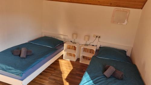 2 Betten in einem Zimmer mit grüner Bettwäsche in der Unterkunft Ferienwohnung Bergfreunde in Bergen
