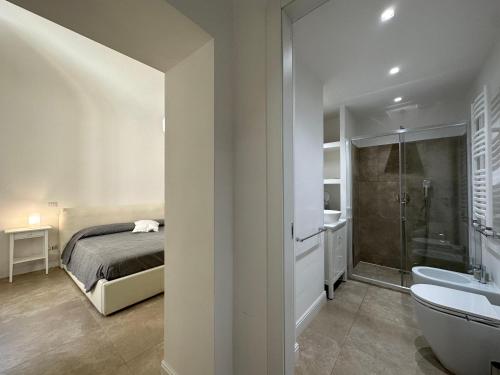 Schlafzimmer mit einem Bett, einer Badewanne und einem Waschbecken in der Unterkunft Apartment Centro Parioli in Rom
