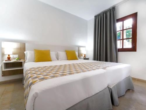 Postel nebo postele na pokoji v ubytování Aparthotel Playa Club