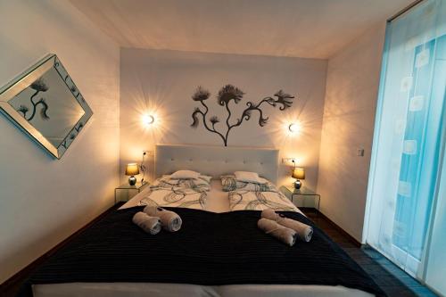 ein Schlafzimmer mit einem Bett mit Teddybären drauf in der Unterkunft Residenz am Bodensee in Friedrichshafen