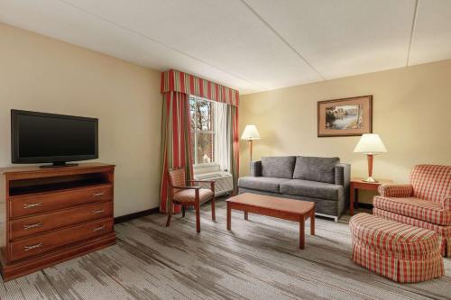 a living room with a television and a couch at Hampton Inn & Suites Williamsburg Historic District in Williamsburg