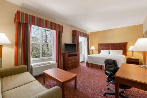 a hotel room with a bed and a desk at Hampton Inn & Suites Williamsburg Historic District in Williamsburg